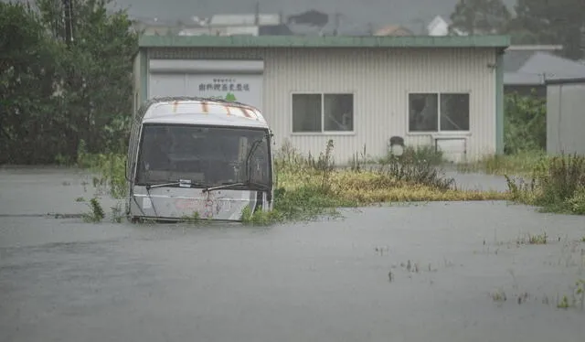 El tifón Shanshan, uno de los más fuertes de Japón en décadas, descargó lluvias torrenciales sobre las regiones del sur. Foto: AFP   