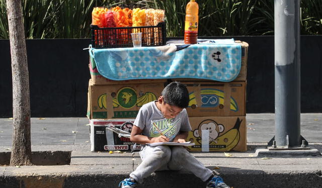  La diferencia en cuántos jóvenes terminan la secundaria muestra que es necesario mejorar políticas educativas que sean más justas y accesibles para todos. Foto: Rogelio Morales/CuartoOscuro   