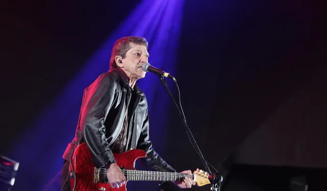  Julio Moura en la guitarra. También canta algunos temas. John Reyes.   