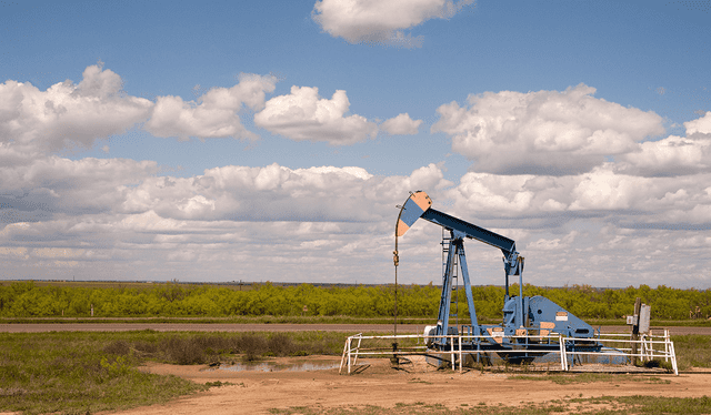  Kamala Harris anunció que durante su gestión no prohibirá el 'fracking' técnica para extraer petróleo del suelo. Foto: Xataka   