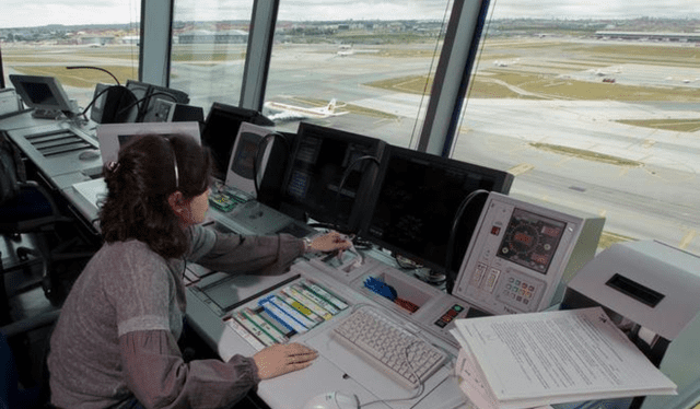  Los sueldos de los controladores aéreos son altos debido a las horas extras que realiza. Foto: El mundo    