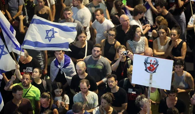 Manifestantes levantan banderas y pancartas durante una concentración antigubernamental para pedir la liberación de los israelíes retenidos como rehenes por militantes palestinos en Gaza. Foto: AFP   