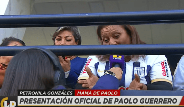 Doña Peta emocionada por el ingreso de Paolo Guerrero. Foto: Latina TV   