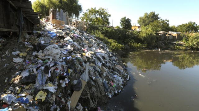  Matanza-Riachuelo en Argentina es uno de los más contaminados del mundo debido a la descarga de desechos industriales, urbanos y agrícolas sin tratamiento adecuado. Foto: Periferia   