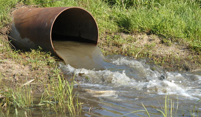  La contaminación hídrica de las industrias provocan que las aguas no sean aptas para el saneamiento. Foto: Difusión   