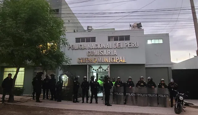 La Policía estaba custodiando la Comisaría Ciudad Municipal, donde fue derivado inicialmente el agente PNP. Foto: Wilder Pari/LR   