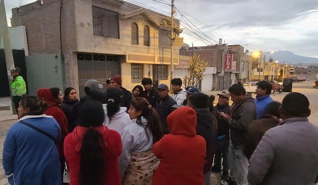  Vecinos de la zona llegaron a la Comisaría Ciudad Municipal para exigir justicia. Foto: Wilder Pari/LR   