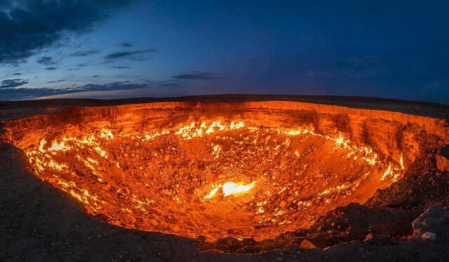 El cráter de Darvaza es un accidente geológico que surgió de una operación soviética en la década de 1970 para explotar gas natural, pero que resultó en un pozo llameante que desafía las expectativas. Foto: BBC   