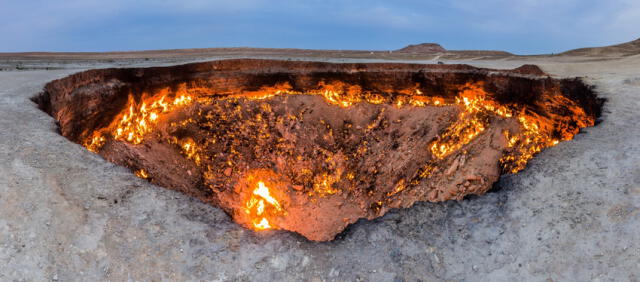 Con unos 70 metros de diámetro y 30 metros de profundidad, las "Puertas del Infierno" son consideradas el cráter de fuego más grande conocido en el mundo. Foto: TripBucket   