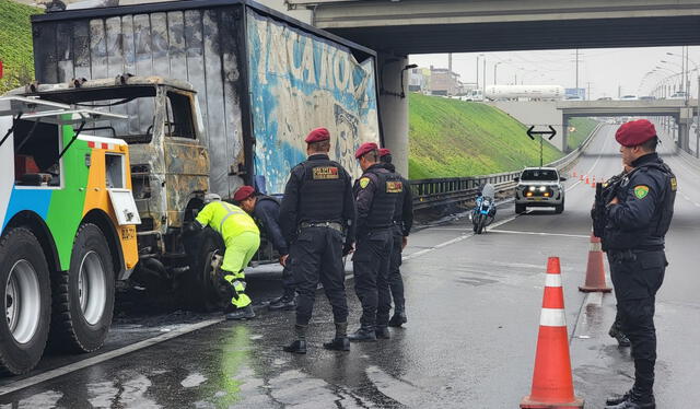 Tres unidades del Cuerpo General de Bomberos acudieron de inmediato al lugar y controlaron el siniestro ocurrido en plena Panamericana Norte. Foto: Kevinn García / URPI-LR   