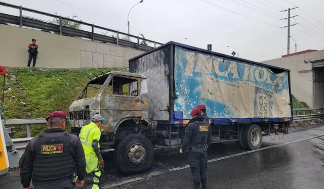 En horas de la mañana se registró el incendio de un camión que transportaba gaseosa en dirección norte a sur. Foto: Kevinn García / URPI-LR   