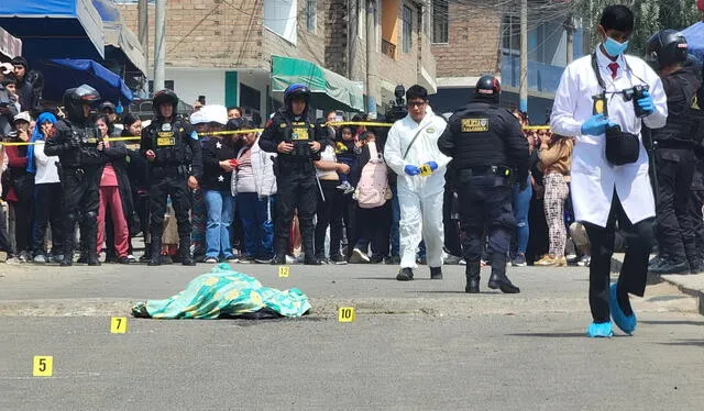  Equipo de criminalística y Halcones de la PNP, realizan trabajos de investigación en la zona de Huáscar. Foto: LR.   