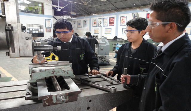  Profesionales técnicos en mecánica ganan más que médicos e ingenieros, según MTPE. Foto: IESTP Adolfo Vienrich   