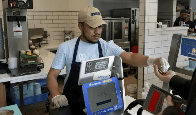  El trabajo de cajero de comida rápida te ofrecen salidas a las bajas tasas de inserción laboral. Foto: Los Angeles Times   