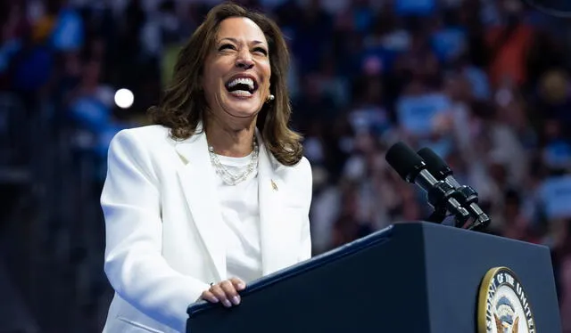  Kamala Harris continúa liderando la intención de votos frente a Donald Trump. Foto: AFP<br>    