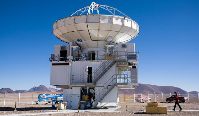  Telescopio APEX ubicado en el desierto de Atacama en Chile, formó parte de una red virtual para obtener imágenes de un agujero negro. Foto: European Southern Observatory.   