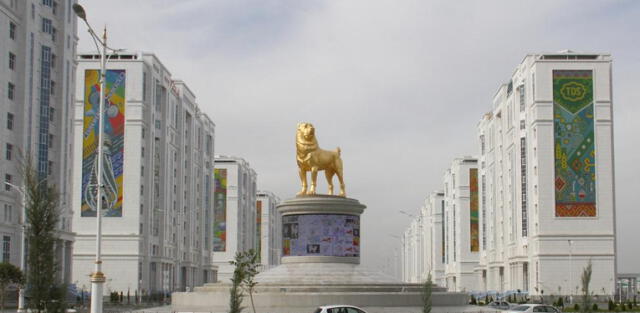  Inmensa estatua en homenaje a la raza alabai, en el centro de la capital de Turkmenistán. Foto: VYACHESLAV SARKISYAN / Reuters.<br><br>    