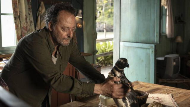 Jean Reno con DinDim en ' Mi amigo el pingüino'. Foto: difusión&nbsp;    