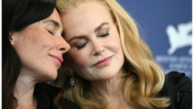 Nicole Kidman y Halina Reijn directora de 'Babygirl' en Venecia. Foto: AFP   