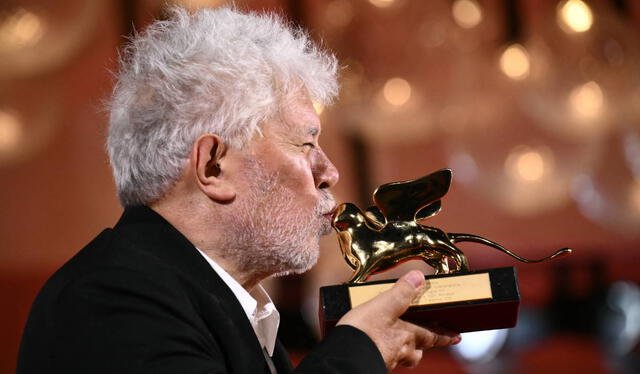  Pedro Almodóvar volvió a ganar un premio en el Festival de Venecia desde 1988, donde ganó a mejor guion por ‘Mujeres al borde de un ataque de nervios’. Foto: AFP    