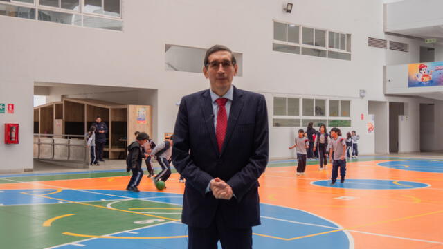  Ingeniero Wilmer Carrasco en el colegio Saco Oliveros Monterrico. Foto: Difusión LR / Fiorella Bazán.<br>    