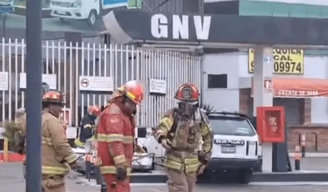 Un auto blanco de placa A3S-611 impactó contra un surtidor de gas natural vehicular (GNV). Foto: captura de pantalla.   