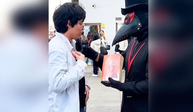 El creador de contenido acudió a una universidad y le hizo una propuesta a un estudiante quien sorprendió por su tajante respuesta. Foto: composición LR/TikTok   