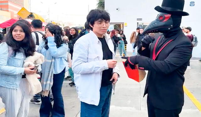 El creador de contenido acudió a una universidad y le hizo una propuesta a un estudiante quien sorprendió por su tajante respuesta. Foto: composición LR/TikTok   