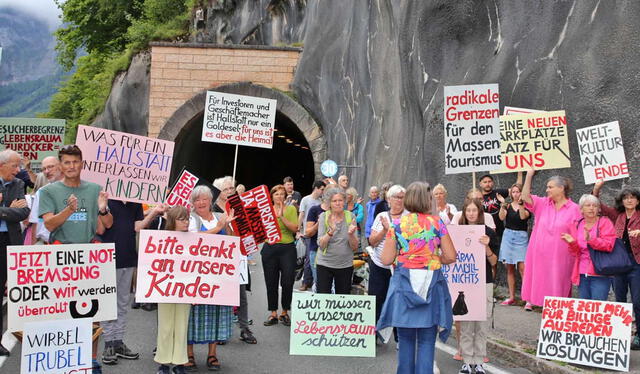 El pintoresco pueblo austriaco de Hallstatt se ha convertido en un destino turístico muy popular. Sin embargo, esto ha generado molestia en sus residentes. Foto: The Independent 