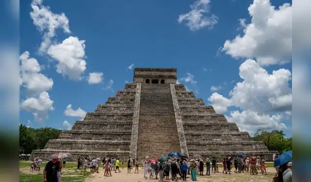  Chichén Itzá, una de las siete maravillas del mundo, por su impresionante pirámide de Kukulkán y su importancia como centro cultural y religioso. Foto: Pexels   