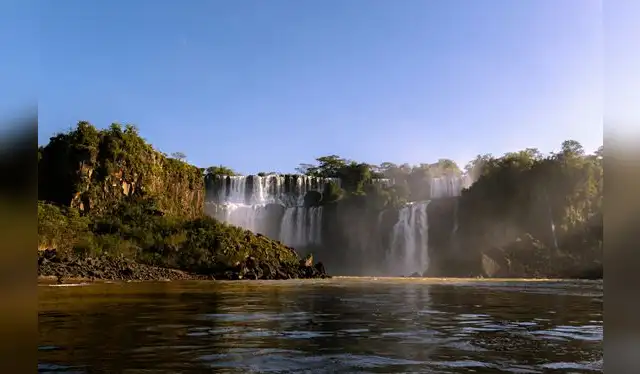  Las Cataratas del Iguazú, ubicadas en la frontera entre Argentina y Brasil, con más de 270 saltos de agua rodeados de exuberante selva tropical. Foto: Pexels   