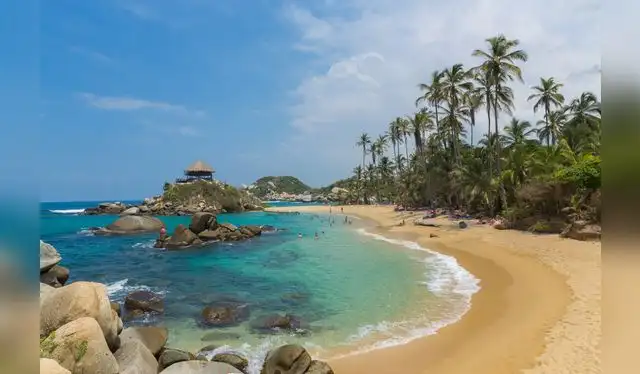  Las playas paradisíacas del Parque Nacional Tayrona, conocidas por su belleza virgen, con aguas cristalinas rodeadas de selva tropical. Foto: Aventure Colombia   