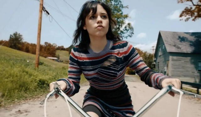 Jenna Ortega interpreta a Astrid, la hija de Lydia, quien vuelve a ser encarnada por Winona Ryder. Foto: Warner Bros. Pictures Jenna Ortega interpreta a Astrid, la hija de Lydia, quien vuelve a ser encarnada por Winona Ryder. Foto: Warner Bros. Pictures