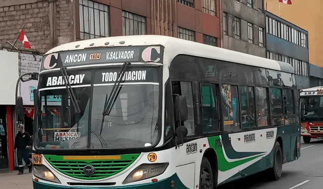 La unidad afectada de Vipusa se encontraba estacionada en el frontis de un taller mecánico cuando ocurrió este trágico hecho que dejó herido a un hombre de 44 años. Foto: difusión   