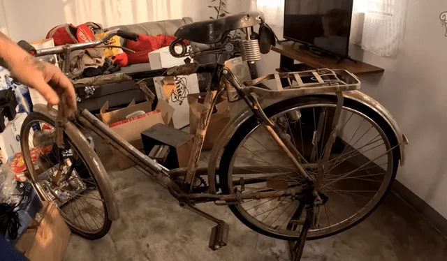  El influencer quedó sorprendido por la bicicleta de la marca Hero que encontró entre los productos que compró. Foto: captura YouTube/ Dilo Nomas   