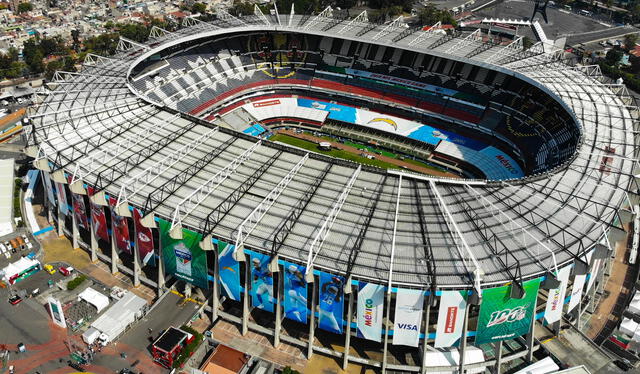  El Estadio Azteca, ubicado en la Ciudad de México, es uno de los estadios más emblemáticos del mundo y ha sido sede de dos finales de la Copa del Mundo. Foto: Architectural Digest México   