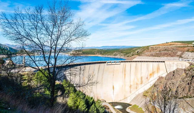  La construcción de centrales hidroeléctricas, refuerzan la cooperación energética entre China y América Latina. Foto: Freepik   