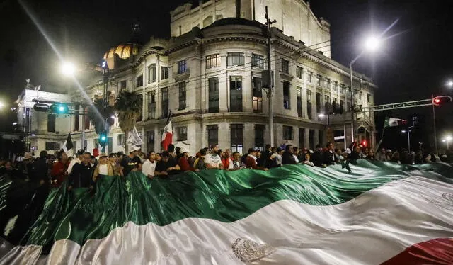 Trabajadores del Poder Judicial y estudiantes sostienen una bandera gigante mientras bloquean las calles cercanas a la antigua sede del Senado de México. Foto: AFP   