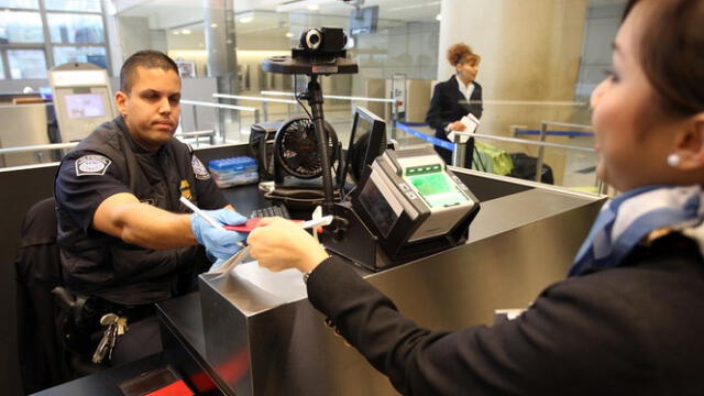 El control migratorio antes de entrar a cada país. Foto: CTN   