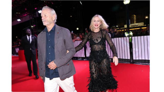  Naomi Watts -y el vestido que llamó la atención- y Bill Murray presentaron en Toronto la película 'Friend'. Foto: AFP    