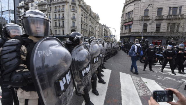 La represión afuera del congreso continúa debido a las protestas. Foto: TN   