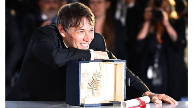  Extasiado Sean Baker director de 'Anora' con la Palma de Oro en Cannes. Foto: AFP    