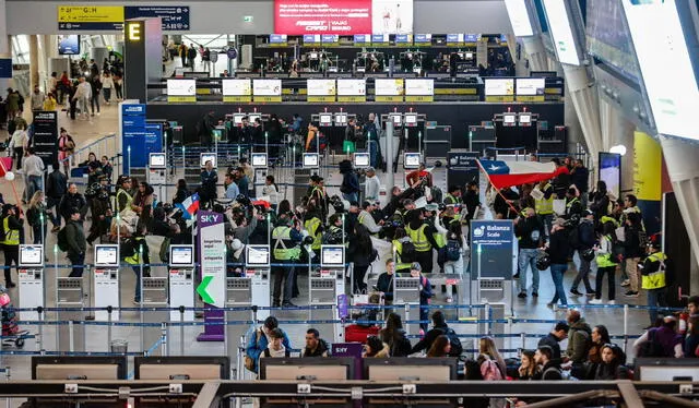 La paralización de los trabajadores del Aeropuerto de Santiago inició este jueves tras no alcanzar un acuerdo con la concesionaria Nuevo Pudahue. lFoto: AgenciaUno/Diego Martin   