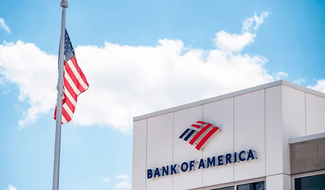  Bank of America alcanzará los 25 dólares por hora para el año 2025 y aumentará el monto actual en octubre en todas las sucursales. Foto: ELCEO.com   