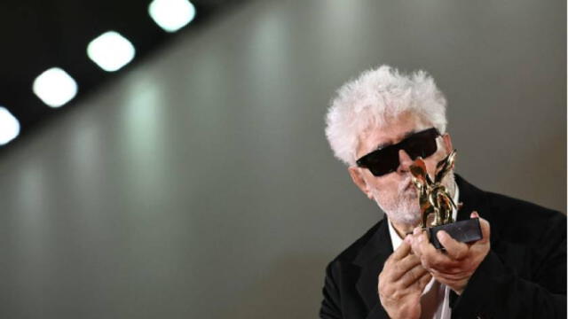 Almódovar estará en San Sebastián luego de ganar en Venecia. Foto:AFP   