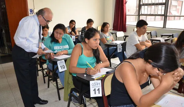 Docentes rinden examen de nombramiento. Foto: La República   