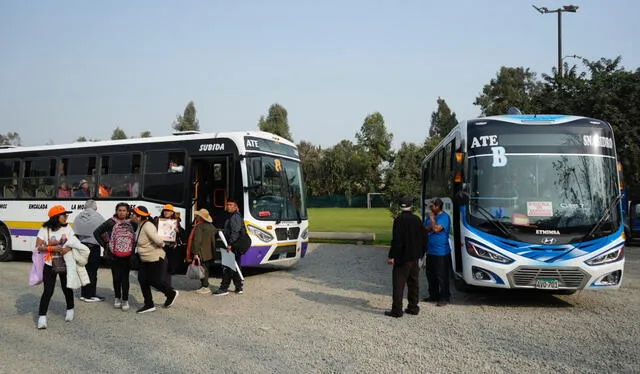  Varios buses fueron contratados para trasladar a los simpatizantes de Fujimori. (Foto: John Reyes)   