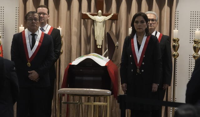 Dos días de funeral público tuvo Fuijimori con congresistas y otras figuras dándole honores (Foto: John Reyes)   