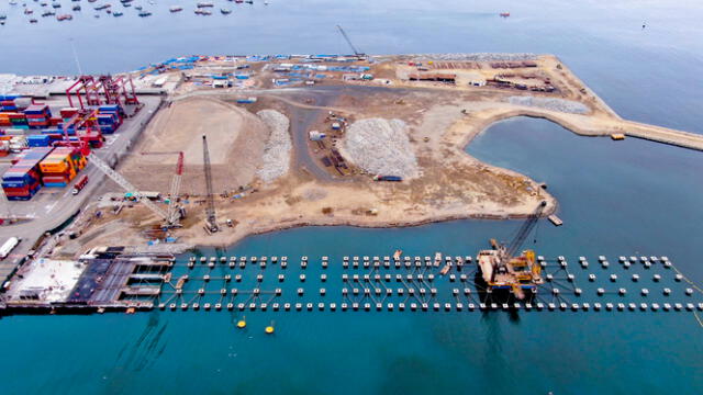  Terminal Portuario Muelle Sur Bicentenario. Foto: Grúas y maniobras 