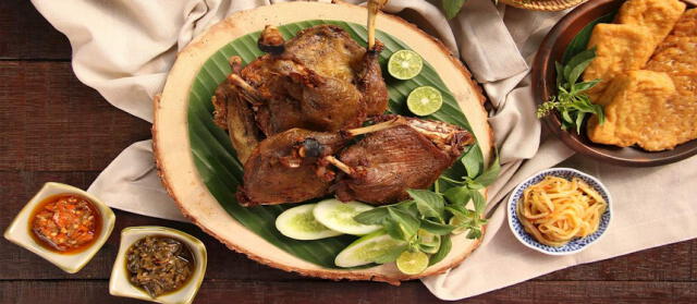 Pato frito es un manjar indonesio apreciado por su textura crujiente. Foto: Taste Atlas   